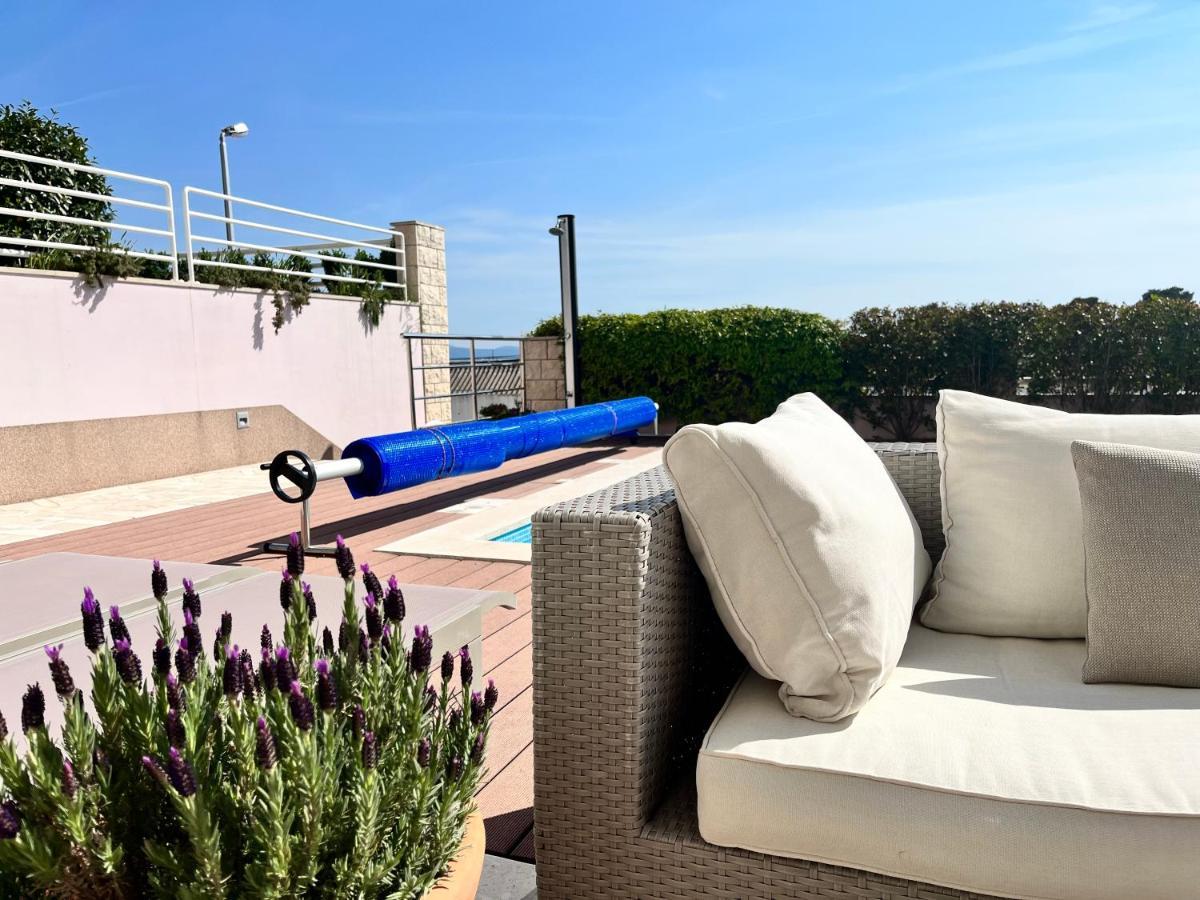 Blue Apartment With Shared Pool Split Eksteriør bilde